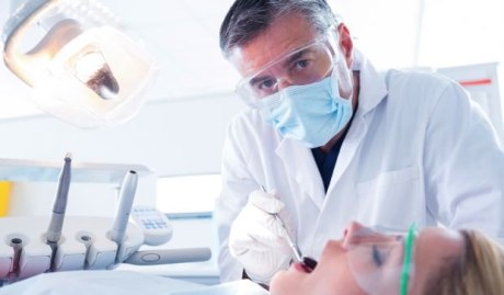 Behandlungssituation Zahnarzt und Patientin
