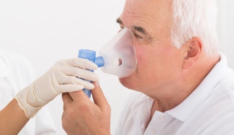 Der Bronchospasmus beim Asthmatiker ist dramatischer und endet eher in einer lebensbedrohlichen Situation als die Dekompensation bei COPD. Immer sollte Sauerstoff mit 6 Liter/Minute über eine Nasenbrille oder eine Atemmaske gegeben werden.