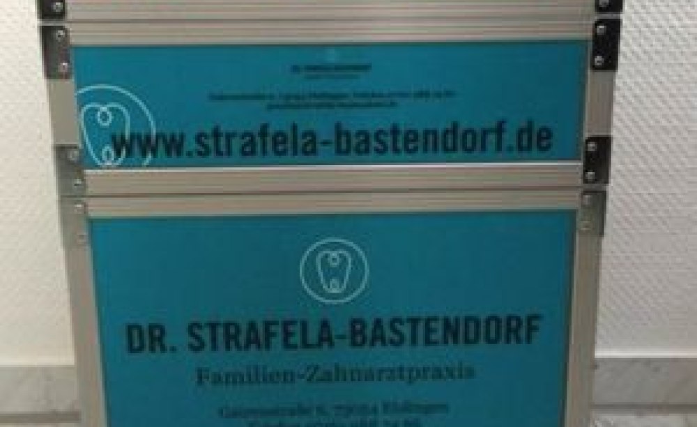 Die Lösung: Ein professioneller Rollkoffer mit Unterteilungen, der mit einer Grundausstattung bestückt ist, die für den jeweiligen Fall ergänzt wird. Koffer