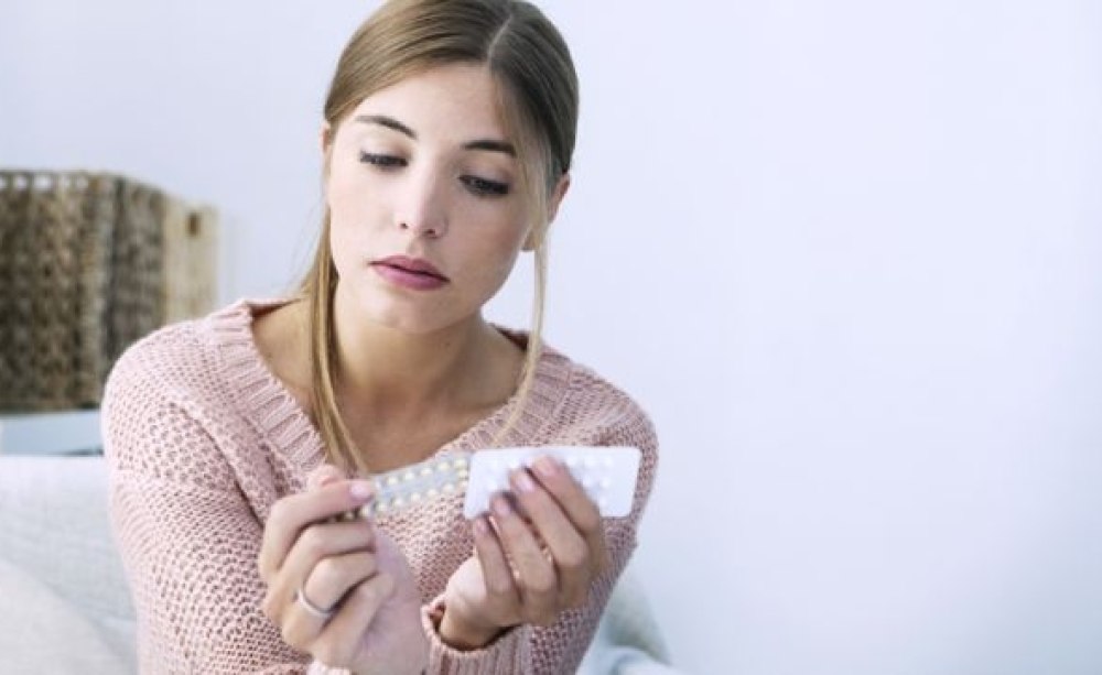Bei Frauen ist das relative Risiko für eine Alveolitis sicca um ca. 20 Prozent höher als bei Männern, bei der Einnahme oraler Kontrazeptiva verdoppelt sich dieses Risiko sogar. Frau mit Packung Antibabypille