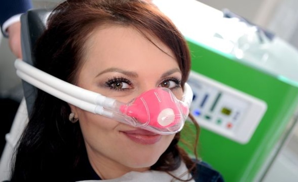 Die Sedierung mit Lachgas ist eins der Themen des Kursus am 10. und 11. Juni 2016 in Herne. Patientin mit Lachgasmaske