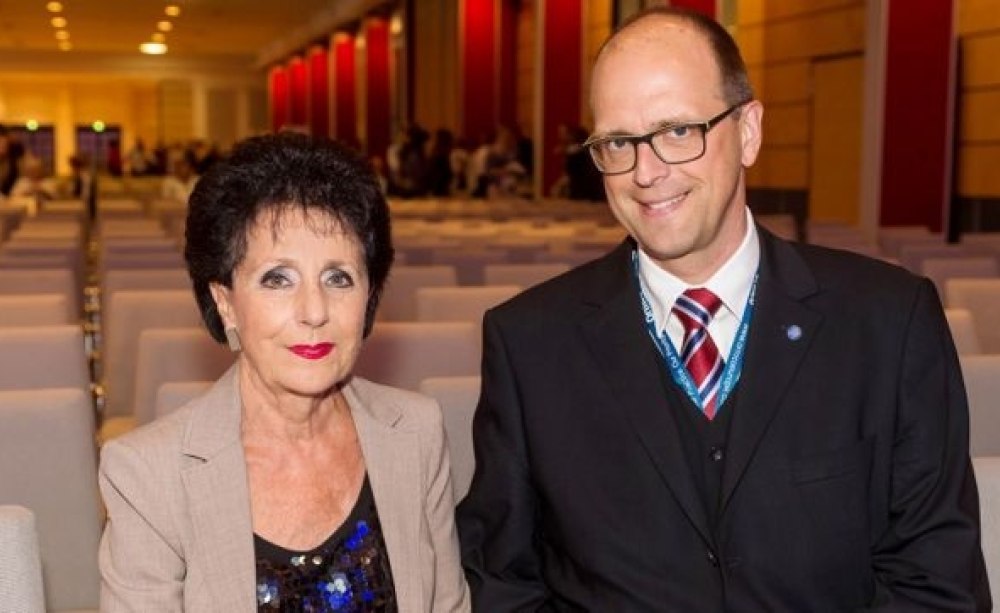 Die amtierende Präsidentin der DGKFO, Prof. Dr. Ursula Hirschfelder, und der gewählte Präsident Elect Prof. Dr. Jörg Lisson © DGKFO/Thomas Ecke Die amtierende Präsidentin der DGKFO, Prof. Dr. Ursula Hirschfelder und Präsident Elect Prof. Dr. Jörg Lisson