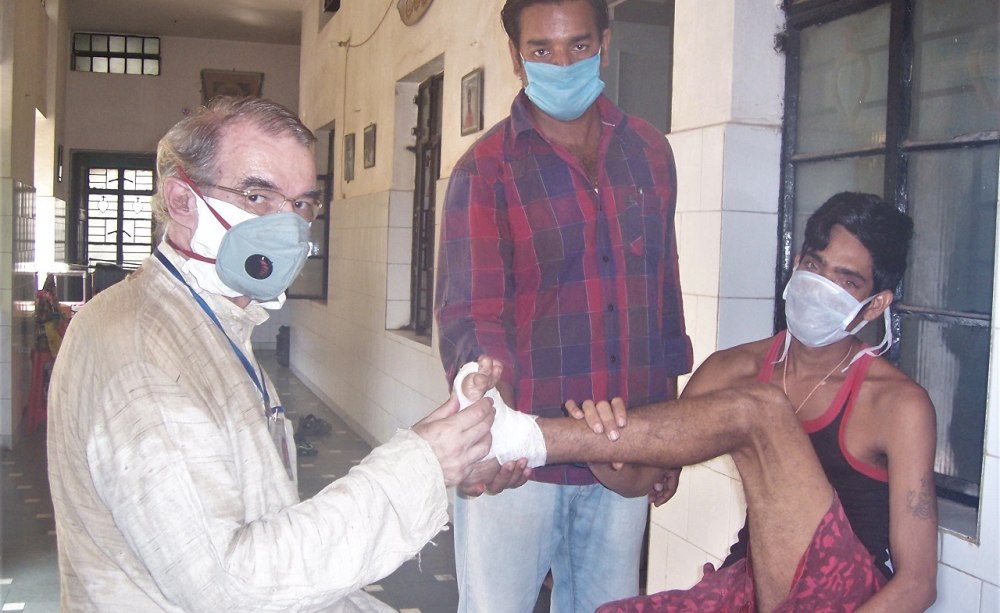 HDZ Lepra Indien 2 Dr. Rémy Rousselot behandlet auch in Coronazeiten Lepra-Patienten in seiner Klinik.