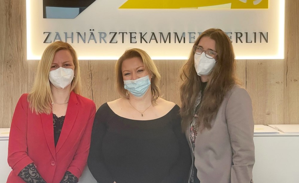Die neu gewählte Vizepräsidentin der Berliner Zahnärztekammer Barbara Plaster (Mitte) mit den beiden Beisitzerinnen Dr. Juliane von Hoyningen-Huene (li.) und ZÄ Irina Hahn. Die neu gewählte Vizepräsidentin der Berliner Zahnärztekammer Barbara Plaster (Mitte) mit den beiden Beisitzerinnen Dr. Juliane von Hoyningen-Huene (li.) und ZÄ Irina Hahn.