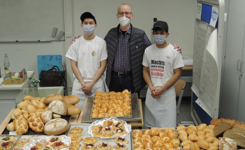 HDZ Vietnam Bäcker Lucks Bäckermeister Heiner Lucks (Mitte) mit zwei Auszubildenden aus Vietnam