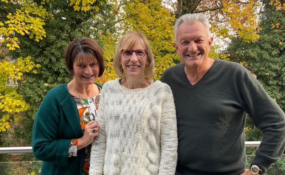 Christiane Fork, Leiterin der Haranni Academie, zusammen mit Birgit Rumberg, Referentin des PAss-Kurses, und Prof. Ralf Rößler, Dekan der DTMD University, auf der Terrasse der Haranni Academie (von links) Christiane Fork, Leiterin der Haranni Academie, zusammen mit Birgit Rumberg, Referentin des PAss-Kurses, und Prof. Ralf Rößler, Dekan der DTMD University, auf der Terrasse der Haranni Academie (von links)