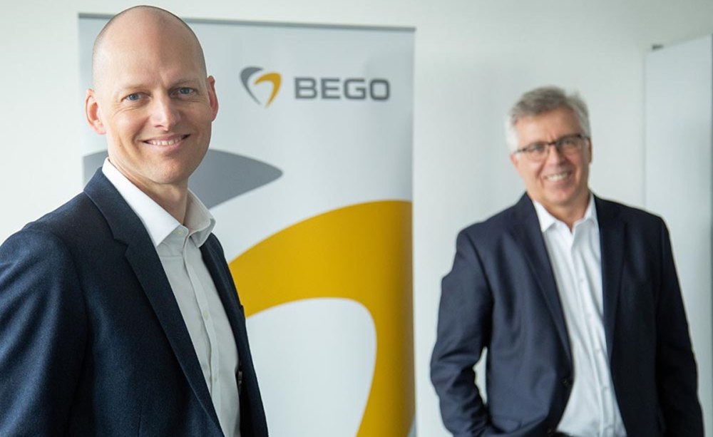 Walter Esinger hat nach 17 Jahren auf eigenen Wunsch die Geschäftsführung von Bego Implant Systems an Steffen Böhm übergeben. Walter Esinger hat nach 17 Jahren auf eigenen Wunsch die Geschäftsführung von Bego Implant Systems an Steffen Böhm übergeben.