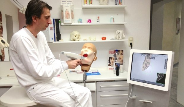 Dr.-medic stom. (RO) Christian Schäfer zeigt am Dummy die Arbeit mit dem Intraoralscanner 3Shape Trios. Dr.-medic stom. (RO) Christian Schäfer