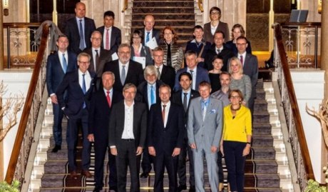 Gesundheitspolitiker, Wissenschaftler sowie Vertreter der Zahnärzte, Krankenkassen und Patienten trafen sich im Oktober zum Parlamentarischen Abend 2016 in Berlin.