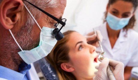 Zahnarzt und Helferin Behandlungssituation