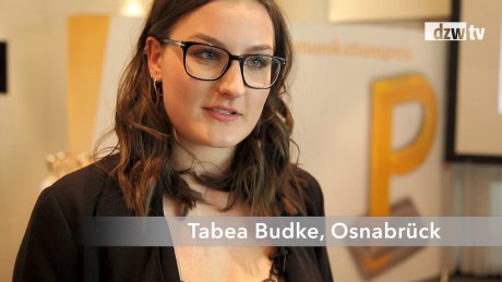 Tabea Budke ist Auszubildende bei Dentaltechnik Sinnott in Osnabrück und hat 2017 den „Kommunikationspreis“ von proDente in der Kategorie „Online“ gewonnen.