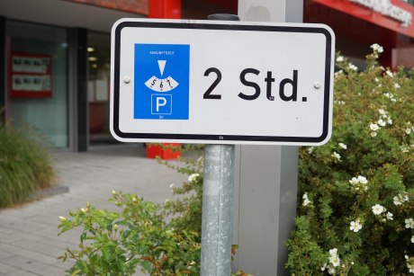 Parkplätze, die privat bewirtschaftet werden: Wer hier ein „Knöllchen“ wegen zu langen Parkens kassiert, muss zahlen.