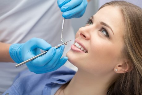 Frau Behandlung Zahnarzt
