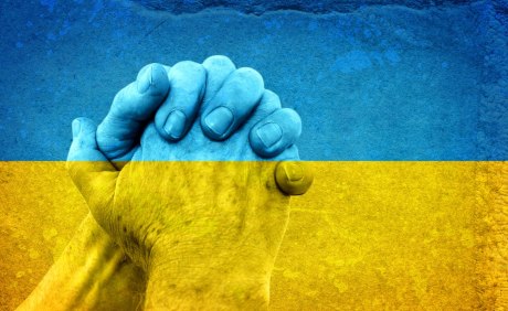 Betende Hände mit ukrainischer Flagge