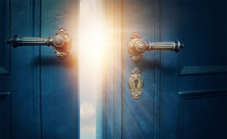eine blaue Tür wird geöffnet, dahinter strahlendes Licht