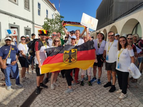 Große Gruppe von Männern und Frauen mit Deutschland-Fahne