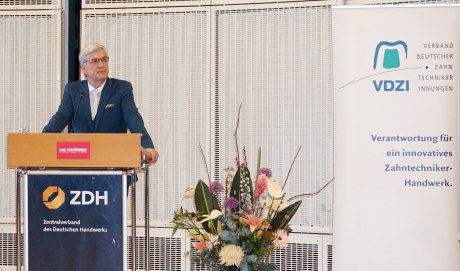 Walter Winkler während seiner Rede im Rahmen der Ehrenfeier.