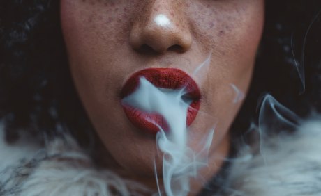 Rauch aus geschminktem Frauenmund
