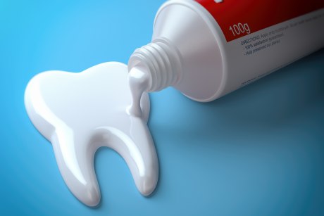 Abbildung eines Zahnes aus Zahncreme und einer Zahnpastatube